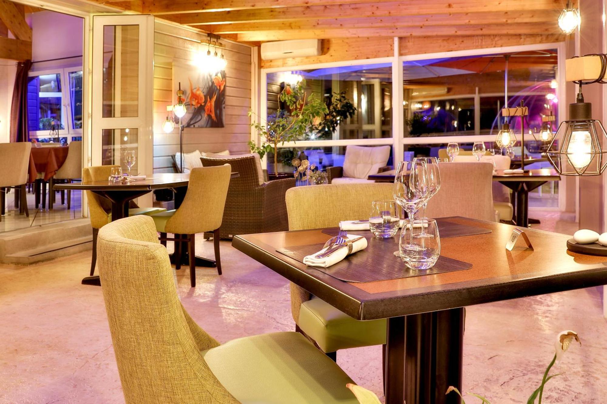 Hotel-Restaurant Logis Europa Maussac Exterior photo
